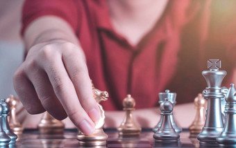 手自信男孩移动兵国际象棋发展竞争成功玩策略计划领袖团队合作网络学习战术分析概念