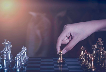 手自信男孩移动兵国际象棋发展竞争成功玩策略计划领袖团队合作网络学习战术分析概念