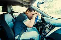 累了司机睡着了轮概念男人。累了开车男人。司机睡着了轮累了人睡觉轮车