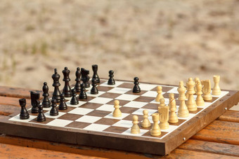 国际象棋董事会国际象棋块木板凳上在户外国际象棋游戏