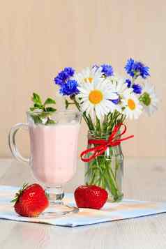玻璃酸奶薄荷新鲜的草莓花
