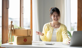 关闭亚洲女企业家检查在线订单价格计算器计算产品价格包产品盒子客户