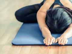 女人练习瑜伽构成健身房