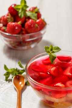 樱桃果冻草莓块玻璃碗草莓