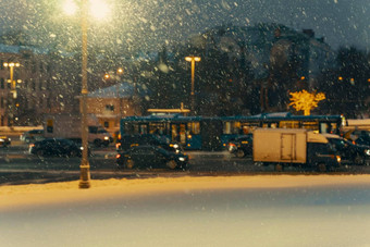 冬天模糊背景下降雪背景路交通