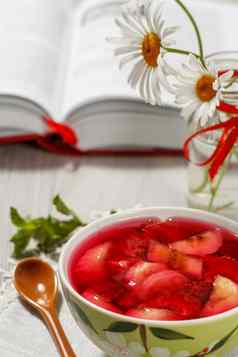 樱桃果冻草莓块碗书背景