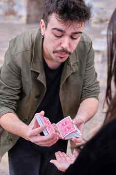 街艺术家分裂堆栈卡片执行魔法技巧