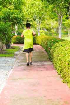 罕见的视图年轻的亚洲男孩运行花园