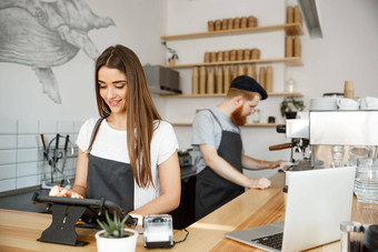 咖啡业务概念美丽的高加索人酒保咖啡师经理发布订单数字平板电脑菜单现代咖啡商店