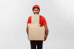 交付概念肖像快乐非洲美国交付男人。红色的布持有盒子包孤立的灰色工作室背景复制空间