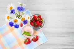 草莓酸奶玻璃新鲜的草莓洋甘菊