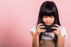 亚洲孩子年享受移动电话社会网络媒体