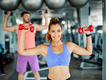 健身房体育运动健身锻炼生活方式运动员健康培训重量身体健康的锻炼