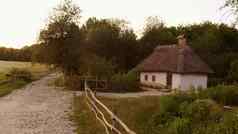 小可爱的房子包围简单的木栅栏农村区域