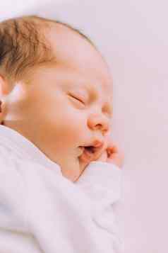 生活方式睡觉新生儿婴儿白色背景甜蜜的童年梦想