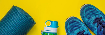横幅长格式体育绿松石蓝色的阴影黄色的背景瑜伽席体育运动鞋子运动服装瓶水概念健康的生活方式体育运动饮食体育运动设备复制空间