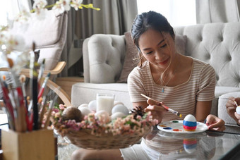 有吸引力的女人准备复活节庆祝<strong>活动首页</strong>复活节假期概念