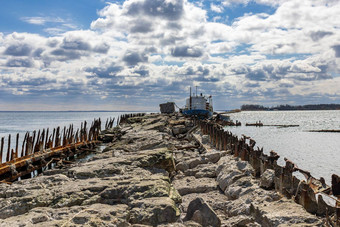 被遗弃的石头码头海船停泊阳光明媚的一天云巴罗非斯克加里尼格勒地区俄罗斯波罗的海海