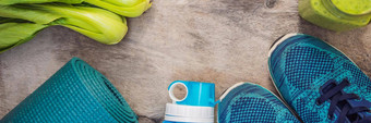 横幅长格式体育绿松石蓝色的阴影木背景菠菜冰沙瑜伽席体育运动鞋子运动服装瓶水概念健康的生活方式体育运动饮食体育运动设备复制空间