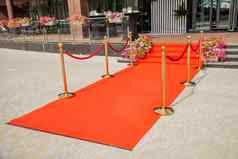 红色的地毯黄金栅栏入口餐厅
