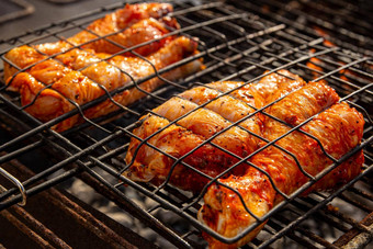 传统的烤烧烤鸡木炭烧烤烧烤吸烟鸡在户外自然