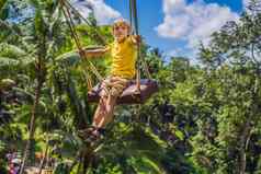 年轻的男孩摆动丛林热带雨林巴厘岛岛印尼摇摆不定的热带地区波动趋势巴厘岛旅行孩子们概念孩子们孩子友好的的地方
