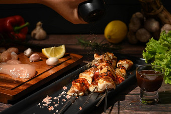 烤<strong>鸡肉串</strong>樱桃番茄甜蜜的胡椒洋葱陶瓷板烧烤晚餐