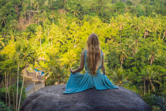 年轻的女人练习瑜伽普拉提日落日出美丽的山位置