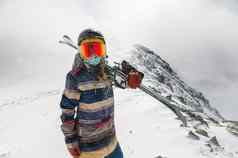肖像漂亮的活跃的女人滑雪穿面具持有滑雪板手活跃的冬天假期