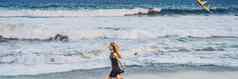 年轻的女人发射风筝海滩梦想愿望未来计划横幅长格式