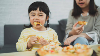 亚洲母亲孩子们<strong>活动首页</strong>妈妈。饲料披萨孩子们孩子们吃品尝意大利自制的披萨