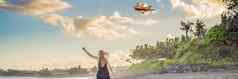 年轻的女人发射风筝海滩梦想愿望未来计划横幅长格式