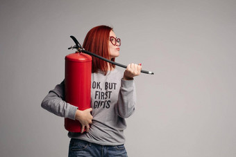 女人红色的头发工作室持有火灭火器情感明亮的女人匮乏<strong>压抑</strong>了火灭火器