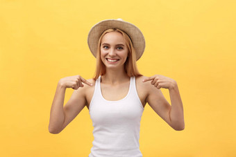 服装设计广告概念室内拍摄积极的友好的年轻的女指出复制空间空白白色t恤文本促销内容