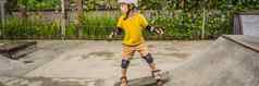 运动男孩头盔膝盖垫学习滑板滑冰公园孩子们教育体育横幅长格式