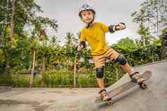 运动男孩头盔膝盖垫学习滑板滑冰公园孩子们教育体育