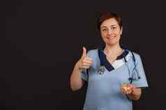 医生女人显示成功标志积极的手势拇指微笑