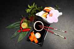 寿司卷费城鳄梨装饰草本植物板经典日本寿司传统的日本食物牧美味的块寿司餐厅菜单Copyspace