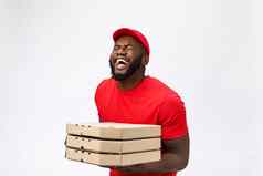 照片快乐非洲美国男人。交付服务红色的t恤帽给食物订单持有披萨盒子孤立的白色背景