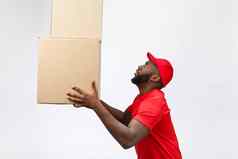 交付概念一边视图肖像快乐非洲美国交付男人。红色的布持有盒子包孤立的灰色背景复制空间