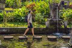 年轻的男人。旅游公园蒂尔塔甘加水宫水公园巴厘岛印尼