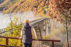 黑山共和国女人观光客背景朱尔热维奇桥河塔拉多雾的早....旅行黑山共和国概念风景黑山共和国