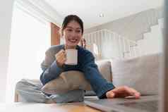 肖像年轻的亚洲女人社会媒体移动PC生活方式购物在线放松沙发