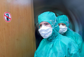 女人卫生面具手套避免冠状病毒疫情运输病人保护盒子
