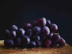 成熟的多汁的黑暗葡萄木桌子上食物酒有机水果