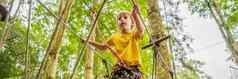 男孩绳子公园活跃的物理娱乐孩子新鲜的空气公园培训孩子们横幅长格式