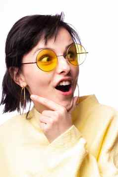 浅黑肤色的女人女人黄色的眼镜黄色的毛衣特写镜头肖像