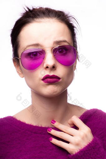 女人<strong>紫色</strong>的毛衣<strong>紫色</strong>的眼镜<strong>紫色</strong>的口红嘴唇