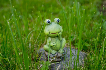 装饰微型青蛙小有趣的青蛙雕像草花园复制空间绿色陶瓷数字绿色青蛙装饰元素