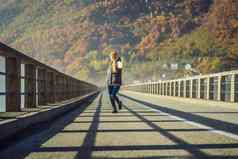 黑山共和国女人观光客背景朱尔热维奇桥河塔拉多雾的早....旅行黑山共和国概念风景黑山共和国